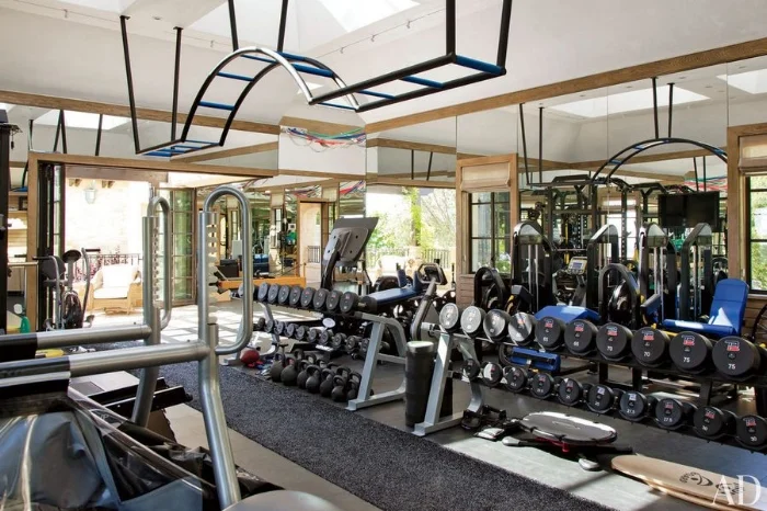Kleiner Blick ins "Eco-Manse": Der Fitnessraum fasst locker Tom Bradys NFL-Mannschaft