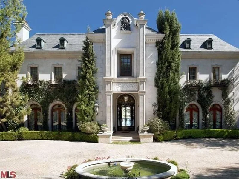 100.000 Dollar Miete im Monat zahlte Michael Jackson für sein letztes Heim in Holmby Hills:. Er starb im Juli 2012 in diesem Landry-Anwesen am Carolwood Drive in Bel Air, das von der Lokalpresse mit leichtem Grusel als "Todesvilla" bezeichnet wurde, aber natüriich trotzdem einen wohlsituierten Käufer fand