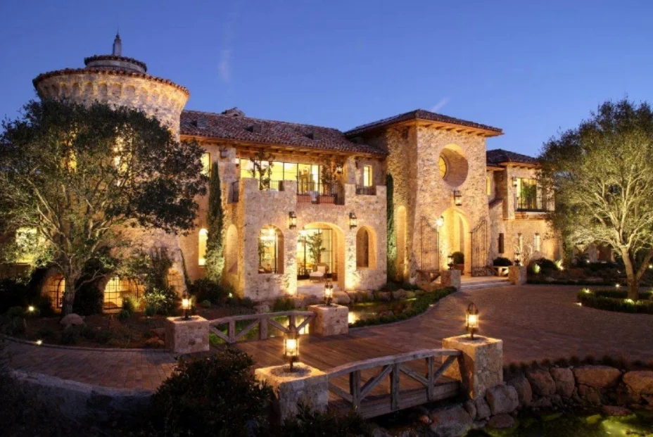 Villa-del-Lago-front-exterior.jpg