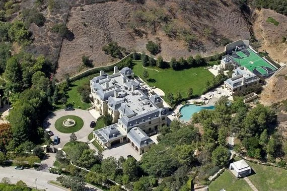 "Richard, ich verfolge Ihre Arbeit seit Jahren, ich freue mich so, dass Sie jetzt für mich bauen können", schrieb Mark Wahlberg an den kanadischen "Erfüller von Träumen". Der baute dem Schauspieler ein "French Manor", ein französisches Herrenhaus, nach Beverly Park: Dort lebt die Familie nun abgeschieden hinter hohen Hecken neben ähnlich einsiedlerischen Nachbarn wie Samuel L.Jackson, Denzel Washington und so manchem Saudi-Prinzen
