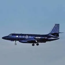 Blauer geht's nicht: Weismans Jetstar. Auf dem raren Gruppenbild, das ein Hörer dem lokalen Radiosender KCRW eingesandt hat, sieht man im hellen Anzug den stolzen Eigner, eingerahmt von der rothaarigen Kunstsammlerin Joan Quinn, dem Maler Joe Goode, Dana und Ed Ruscha und dem Direktor des Hammer-Museums in Westwood, Henry Hopkins (die Dame in Blau ist leider nicht identifiziert)