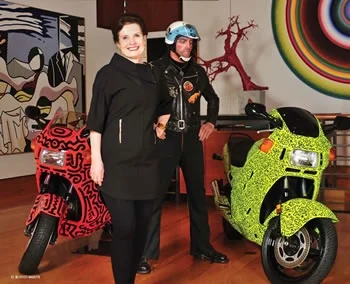 Billie Milam Weisman, heute Managerin der Art Foundation, mit einem "Rocker" von Duane Hanson und zwei Motorrädern, die Keith Haring gestaltet hat. Links ein Lichtenstein: Wir befinden uns im Anbau zur Villa, der 1991 Raum schuf für die Riesenformate
