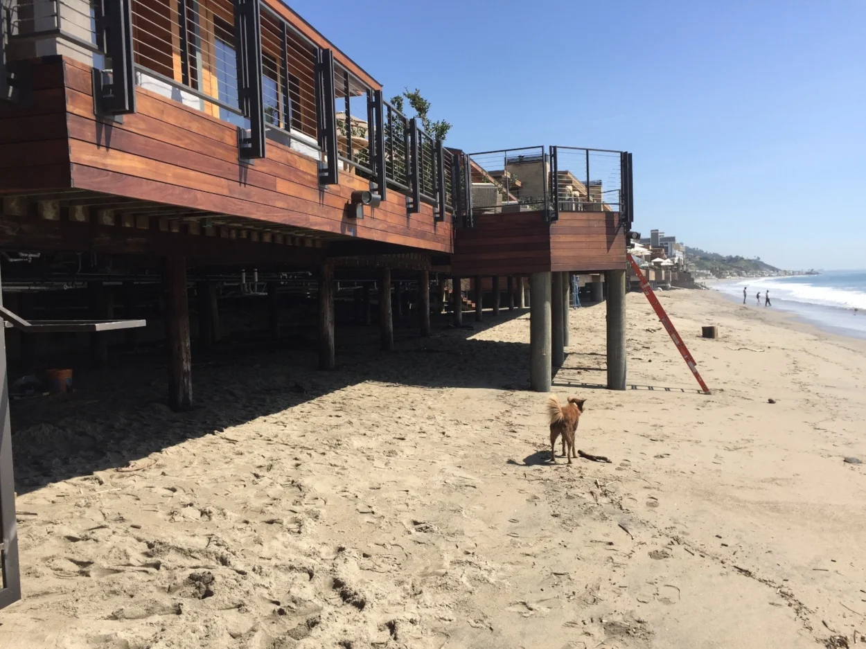 Upstairs, downstairs: Hunde sind am Strand vor dem Soho Beach House verboten