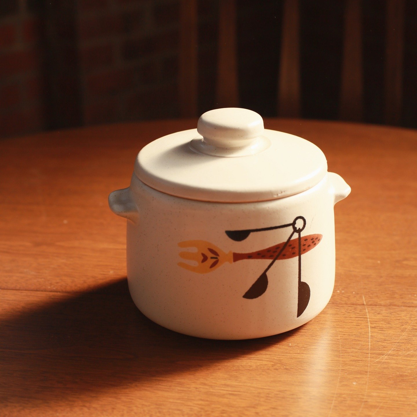 Vintage West Bend Pottery Stoneware 2 quart Bean Pot Crock with lid / $25 / Have a friend that likes cute cookware, bean pots are back, baby.