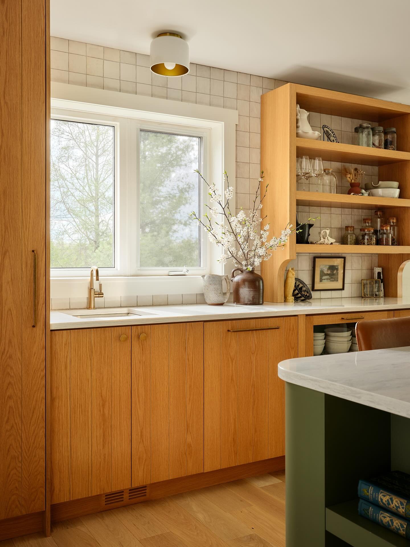 A space where everyday essentials, art and sentimental additions make a space a home.
&hellip;..
&zwnj;
#MyBestiesAbode
&zwnj;
Design: @neilsondesignstudio
Construction: House Renovations
Cabinetry: @k.willcabinetry
Photos: @kevinbela