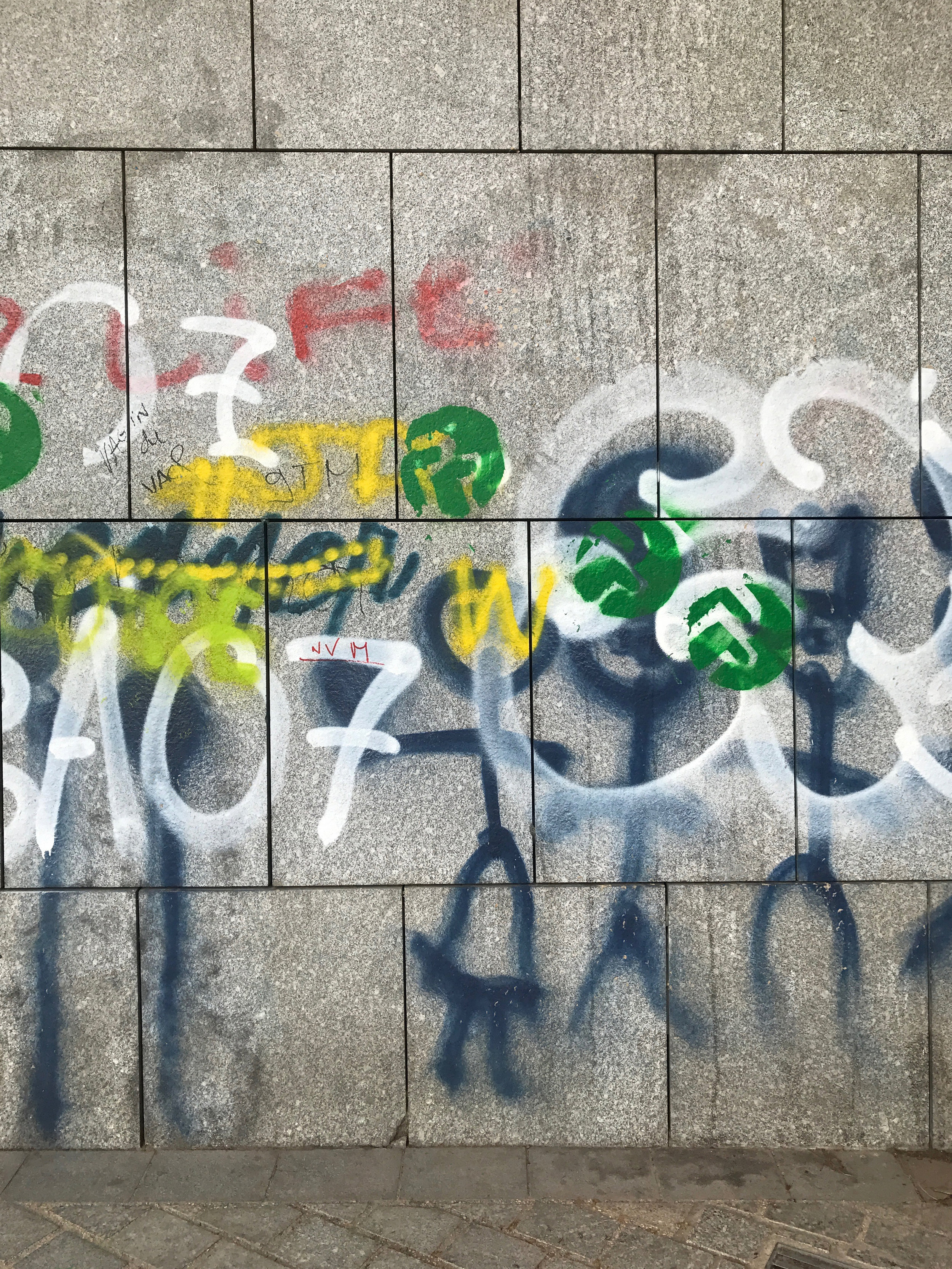 BAURAIN SS18 graffitis Paris