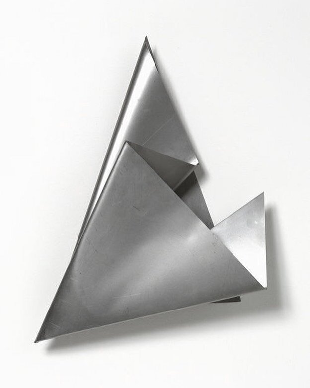 Fold
.
#baurain #skyfiction #bauhaus #brutalism #architecture #design #art #triangle #metal #fold #inspiration