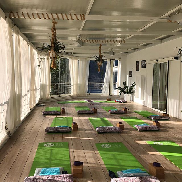 Yoga by the sea! @aegialis_hotel_spa @darlingemily @darlingyogakc #yogaretreat #womensretreat #greece #meditation