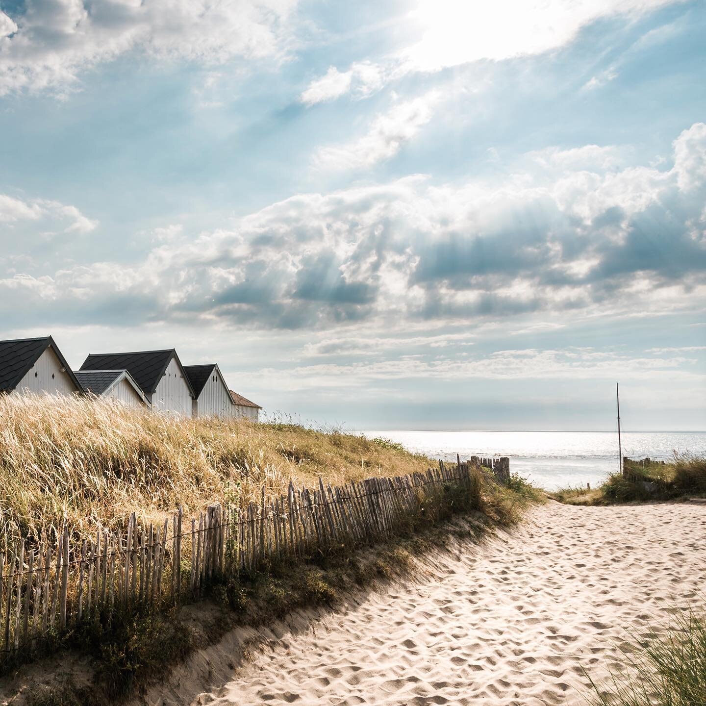 Cabines de bain de la plage de Carolles; these charming beach huts can be found at one of our favourite beaches near Granville🏖
.
.
.
.
.
#maviedanslamanche#normandy #normandie #purenormandie#igersnormandie#normandietourisme#igersfrance #super_franc