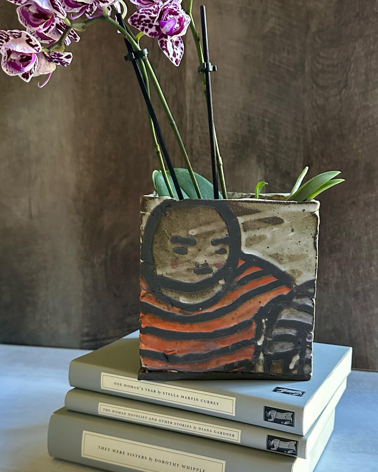 Stoneware planter box 🪴

.
.
.
.
.
#pottersofinstagram #ceramicartists #handbuiltpottery #elizabethcurrer #artforhome #underglazes #loveceramic #ceramics #interiordesign #pottery #contemporaryceramics #planters #houseplants #contemporarycraft #ceram