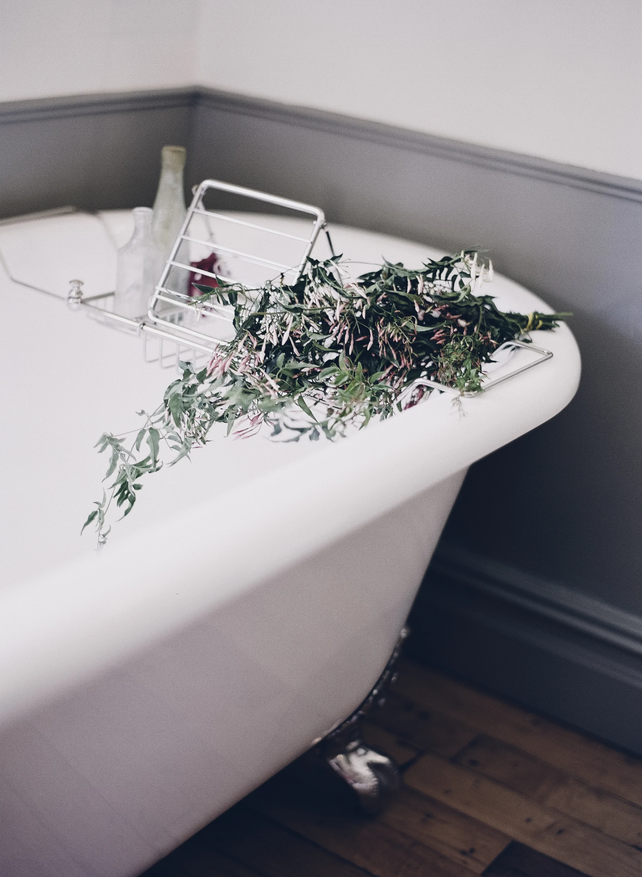 CrescentBoundWeddingPlanningFloralBathtub.jpg