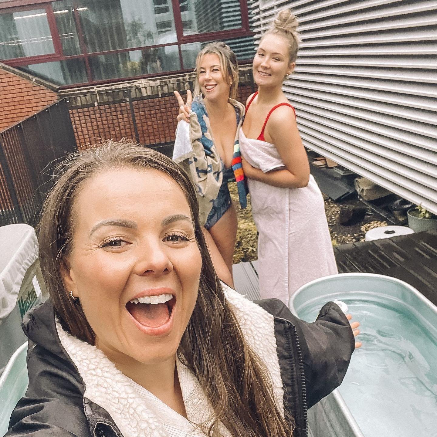 Loving these pics of the Manchester Girls living their best ice bath lives with our very own @lisatwellness! 💜💛

@manchestergirlnetwork hosted a competition last week for a place on Lisa&rsquo;s famous ice bath session. Congrats to the winner! 🥳

