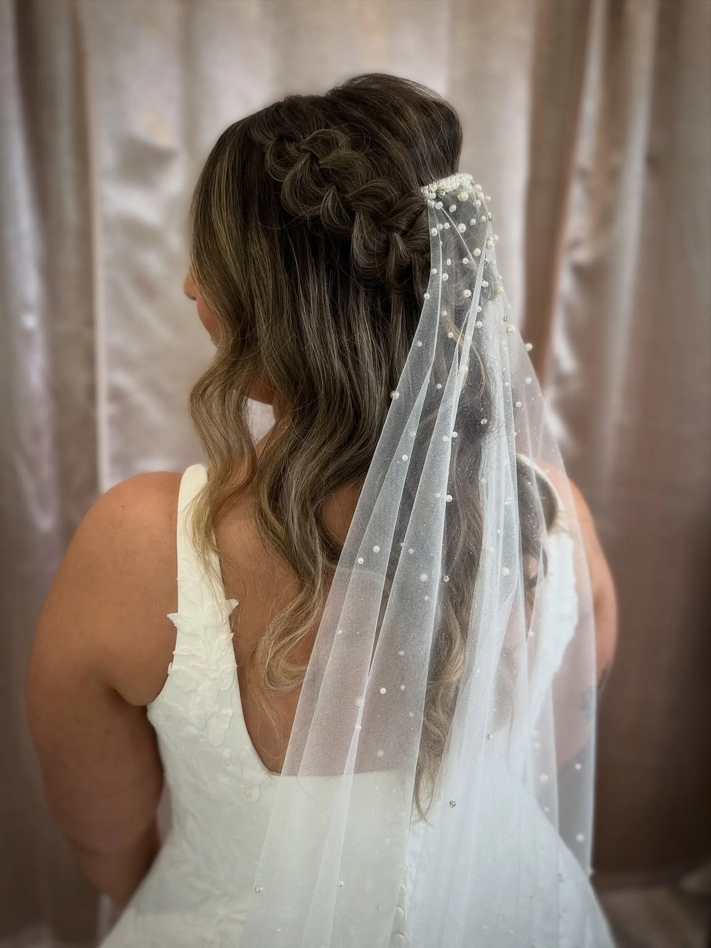 A moment for the veil! 👰🏻&zwj;♀️ 

#Mnbride #mnwedding #mnhair #mplshair #mplswedding #minneapolishairstylist #minnesota #minnesotawedding #mnweddingvendors #bohohair #bohowedding #bohostyle #bohobride #romantichairstyle #bohohairstyle #bohohairsty