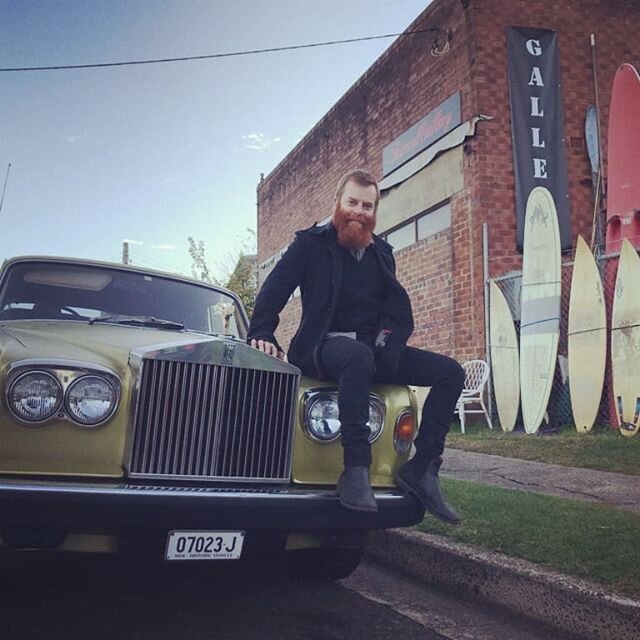 so today rolled around in a 24ct plated 1977 rolls. lucky boy. #rollsroyce #gold #wombatinthirroul #wombatthirroul #thirroulgallery #thirroulart #surfboard #mctavish #1977