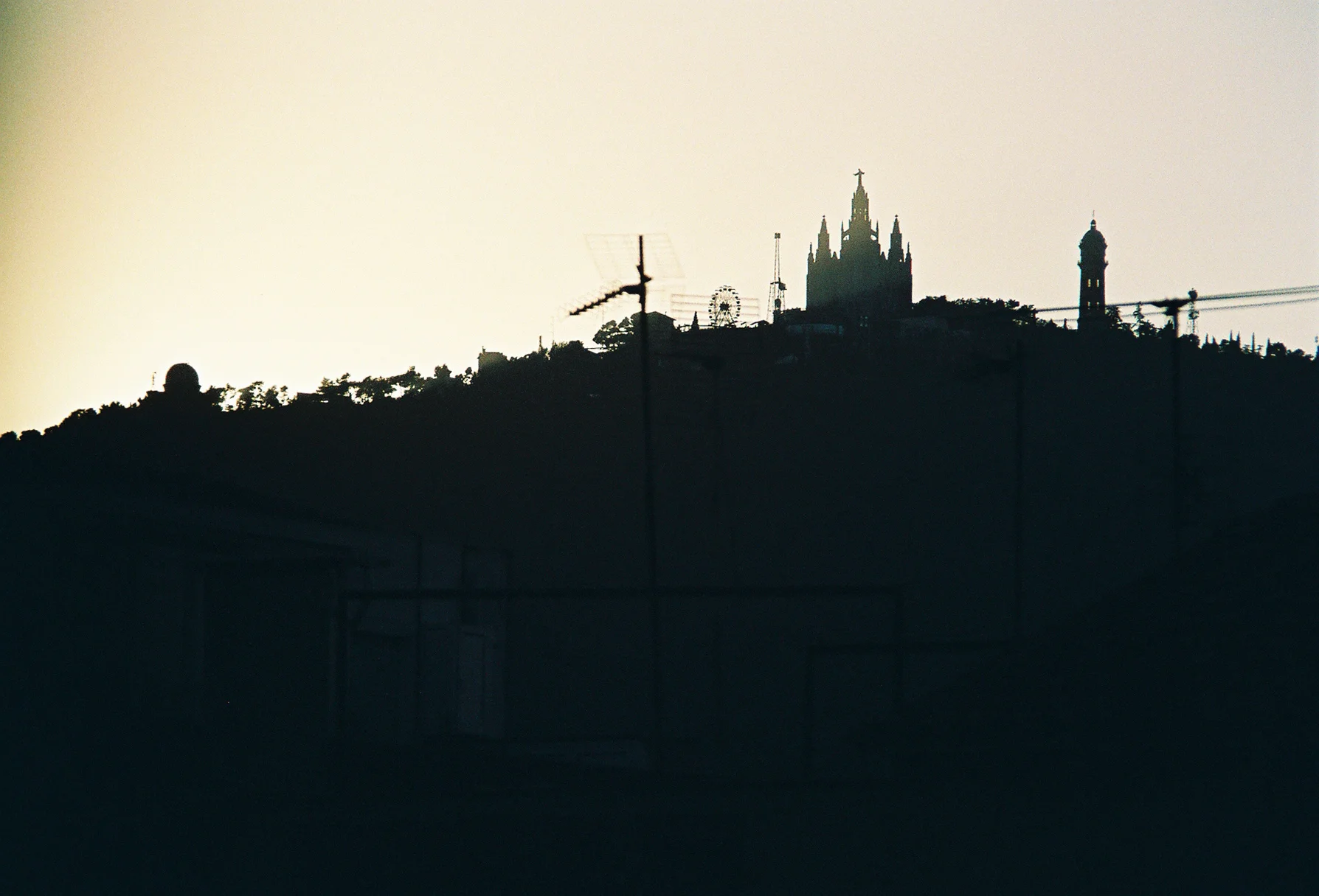 555911-R1-048-22A_023.jpg