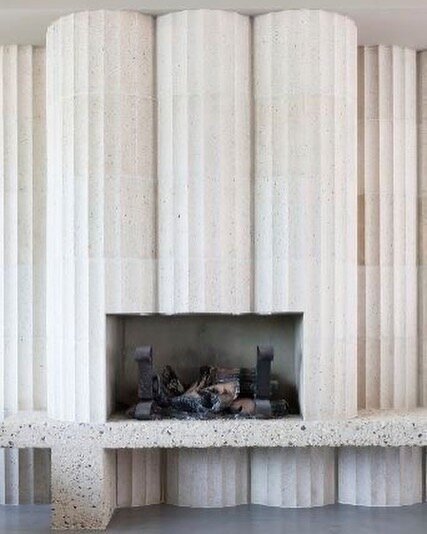 This fluted fireplace is 💃🏽🥰