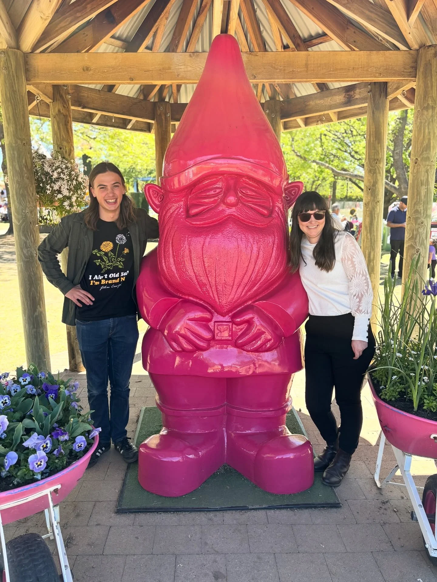 I had blooming lovely time playing at @floriade_australia again on Friday with my gnomie @danahassall thanks to everyone who stopped by to watch us! Till next time, Canberra 🌷🪻

#floriade #visitcanberra #gnomesofinstagram
📽️ @taylormadeartistservi