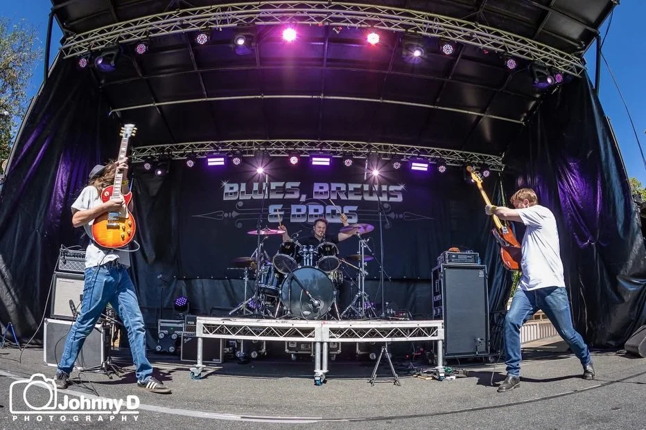 When the pro-photographers are right up front to capture your stank face! 😝❤️🎸

Love these so much, thank you @johnnyd_photography 🙏🏼📷

@bluesbrewsandbbqs 
@ironsidejordan 
@palmerjamespalmer