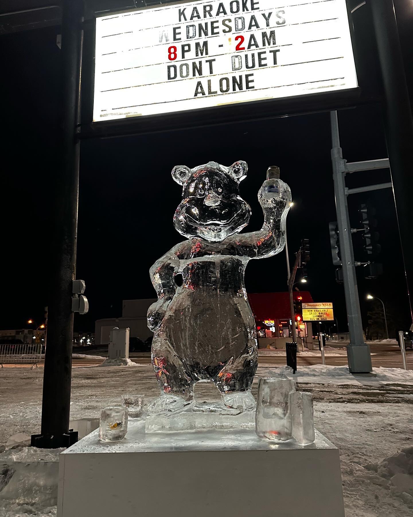 Before we headed down to Wisconsin we snuck in this live Hamm&rsquo;s bear (Sasha) carving and shot luge over @haroldsonmain #icecarving #hammsbeer #hammsbear #shotluge