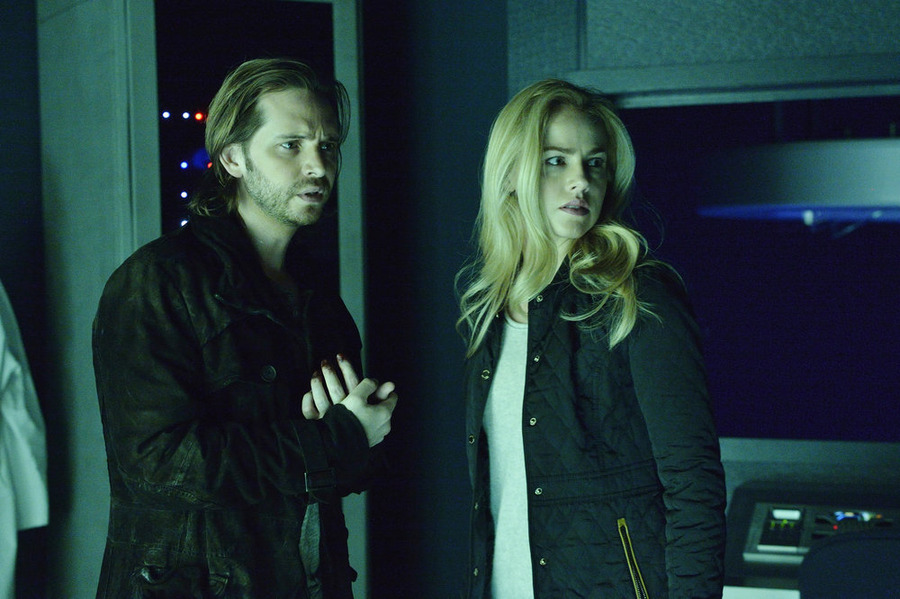 Time May Change Him: Aaron Stanford (Cole) and Amanda Schull (Cassie) in Netflix’s 12 Monkeys