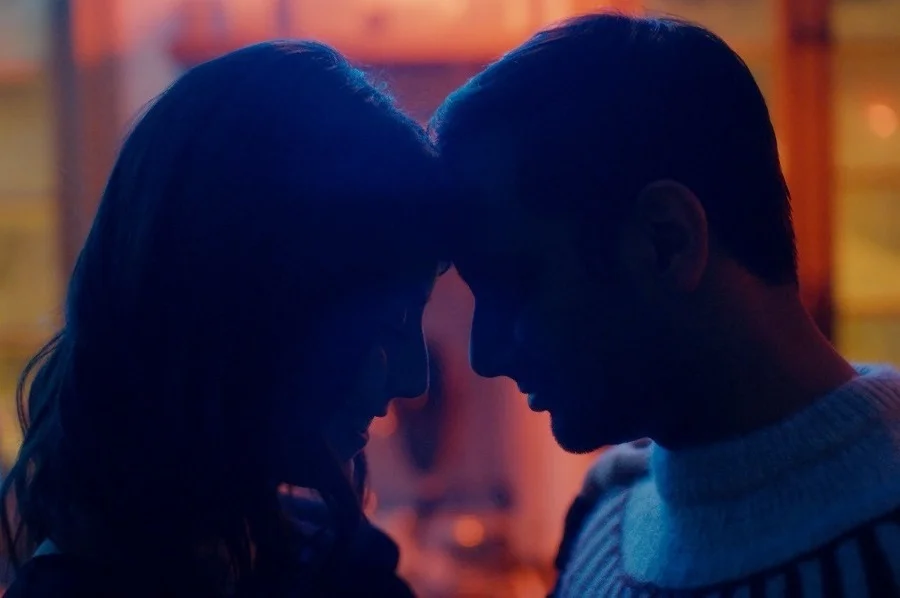 Kind of Blue: Alessandra Mastronardi (Francesca) and Aziz Ansari (Dev) in Netflix’s Master of None