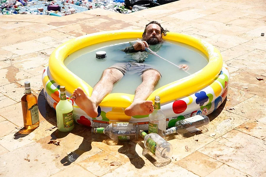 Pool Party: Will Forte (Phil Miller) in Last Man on Earth