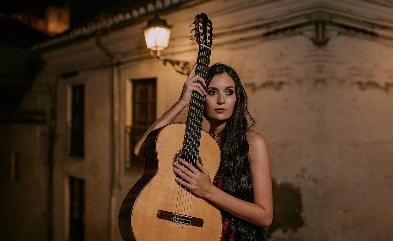 Isabel_martinez_guitar_bio.jpg