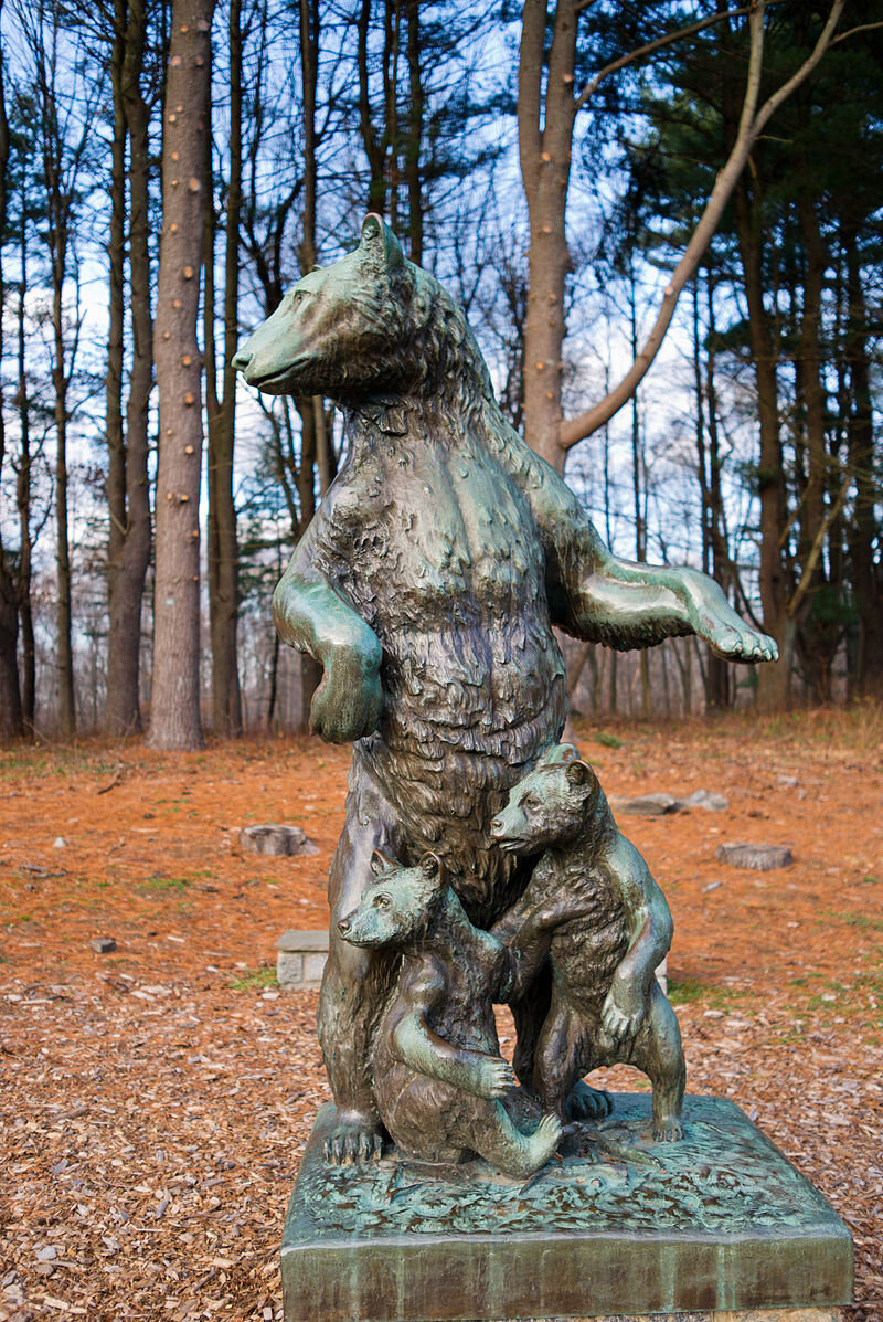 800px-Mother_Bear_and_Cubs,_Bronze_Statue_by_Anna_Hyatt_Huntington.jpg