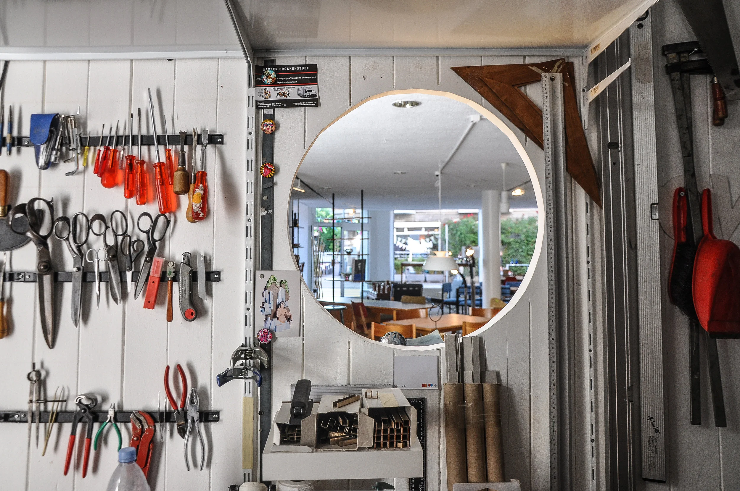 In unserer Werkstatt kannst du dir bei der Restauration / Polsterarbeit deines Lieblingsstückes helfen lassen.
