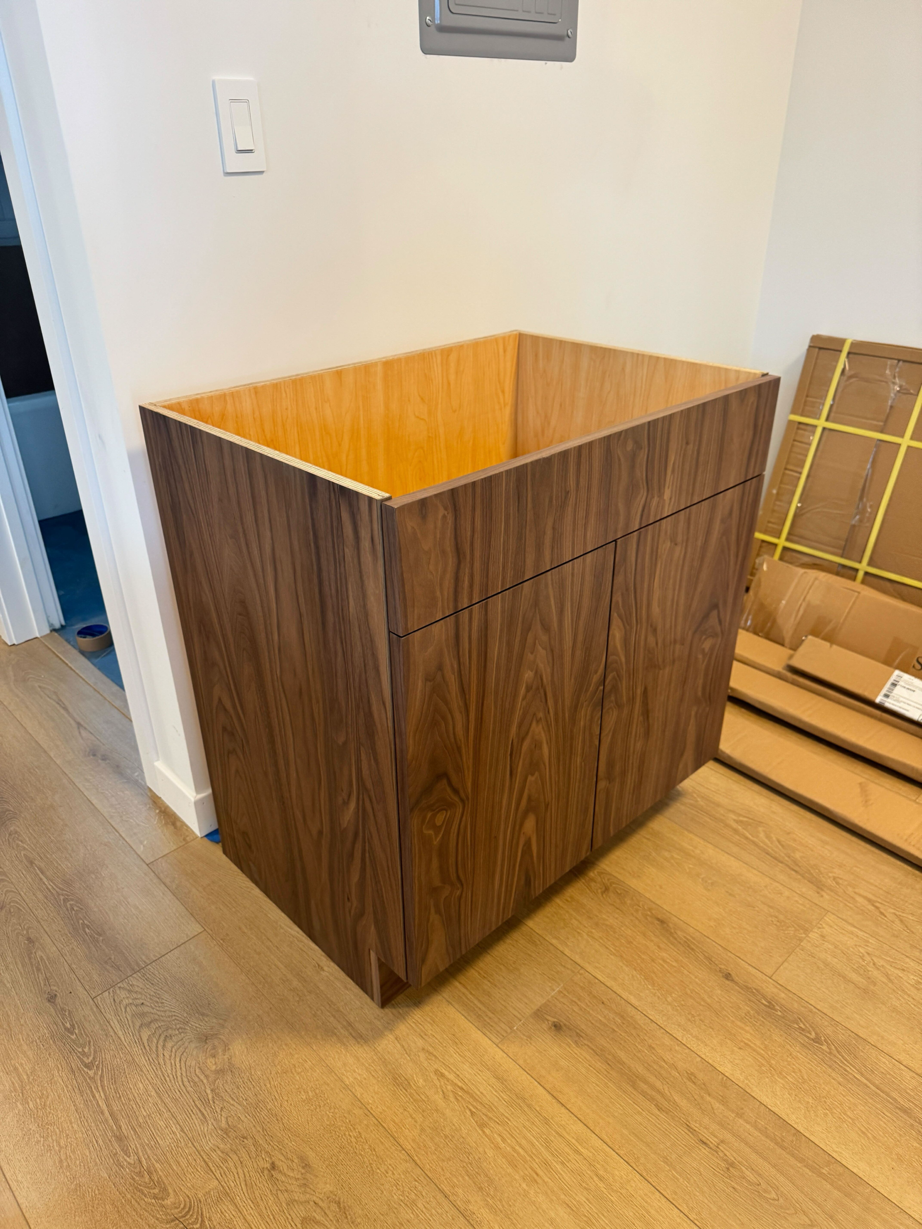 👋🏻 Hello gorgeous grain match walnut vanity!