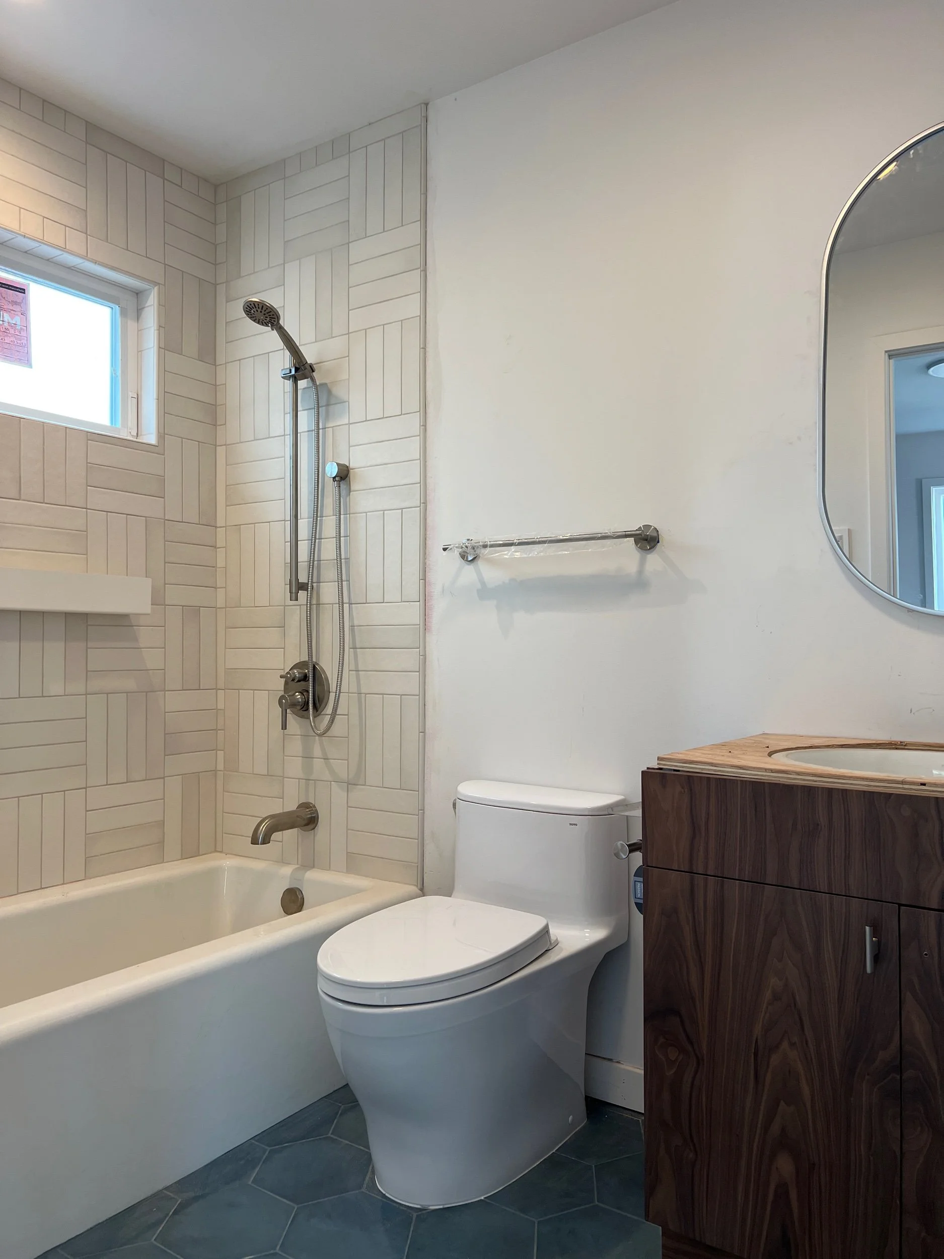 Say 👋🏻 hello to our gorgeous grain match walnut vanity and feast on the textures & colors to delight the senses.