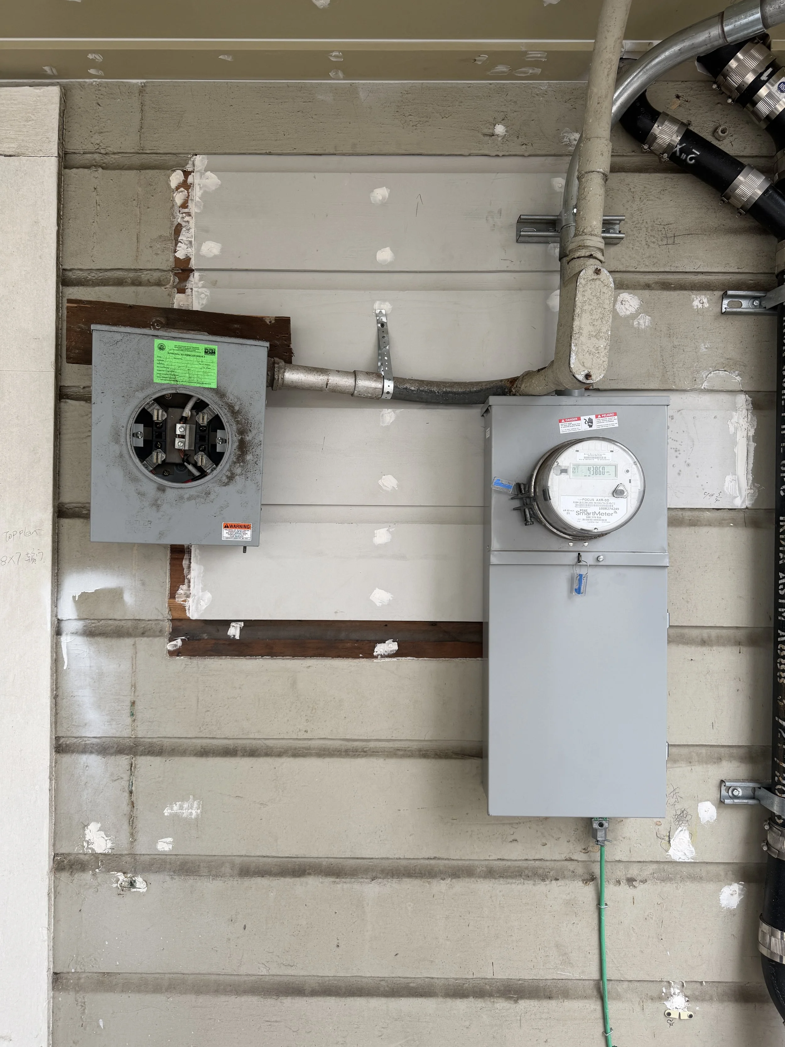 Since PG&E had previously upgraded the house to a smart 200A compatible meter, the existing meter simply needs to be swapped over.