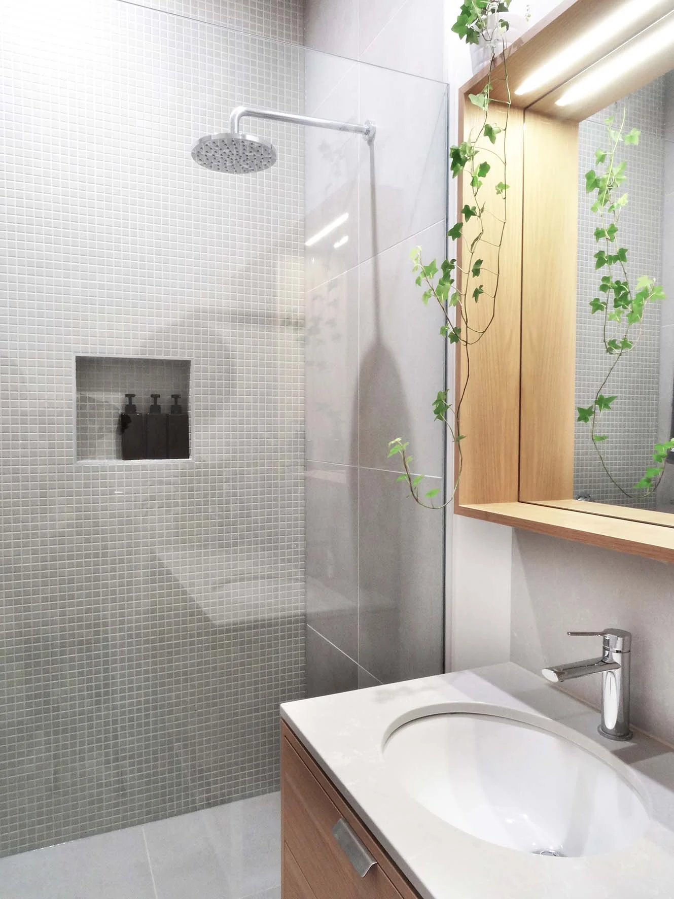 bathroom 02.jpg