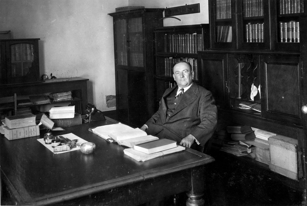    Queensland State Archives   , Staff member in the Public Curator's Office, Brisbane, Description source:   The Advertiser, 16 August 1922 ,  Public domain  