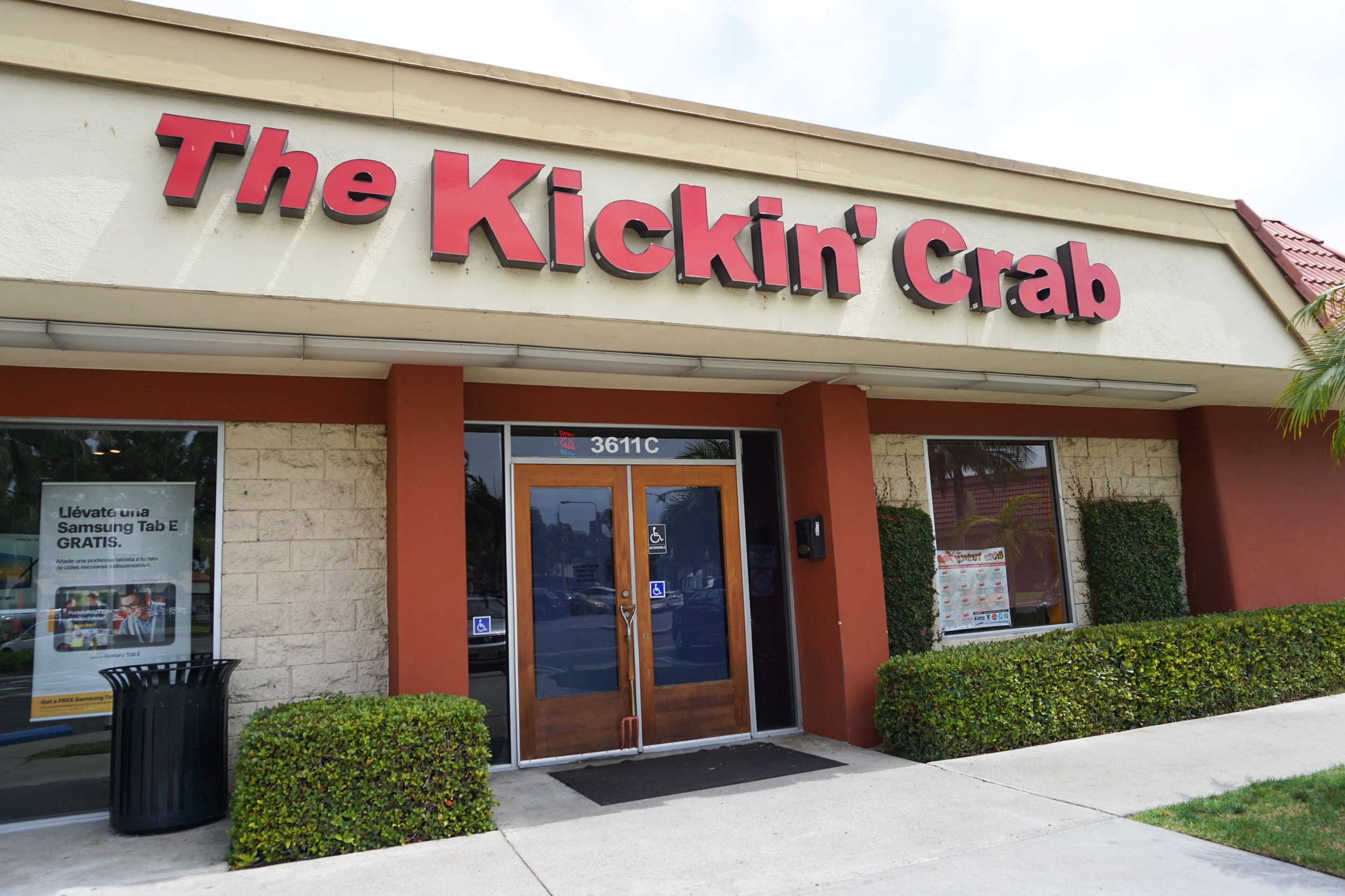 Photo of outside Kickin’ Crab Santa Ana