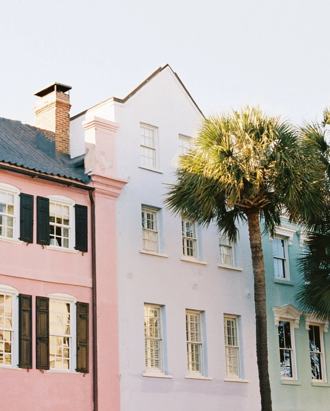 Kicking off my film scan sharing with these Charleston scenics from my week at @thehybridco. 🌴 Much more will be coming at ya the rest of the week and beyond, because I am OBSESSED with what I captured. Film has become so much more fun for me, becau
