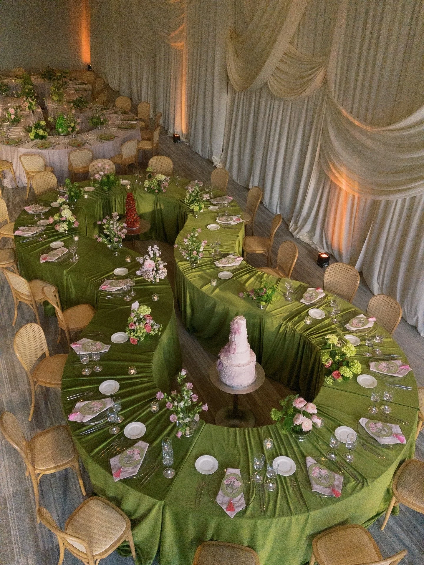 Last week, I had the honor of photographing an industry event hosted by @emergeeventcollective that welcomed spring in the most whimsical way. 🌸 💚 So grateful for the trust of @kelabevents, this design was absolutely unreal, and like all my favorit