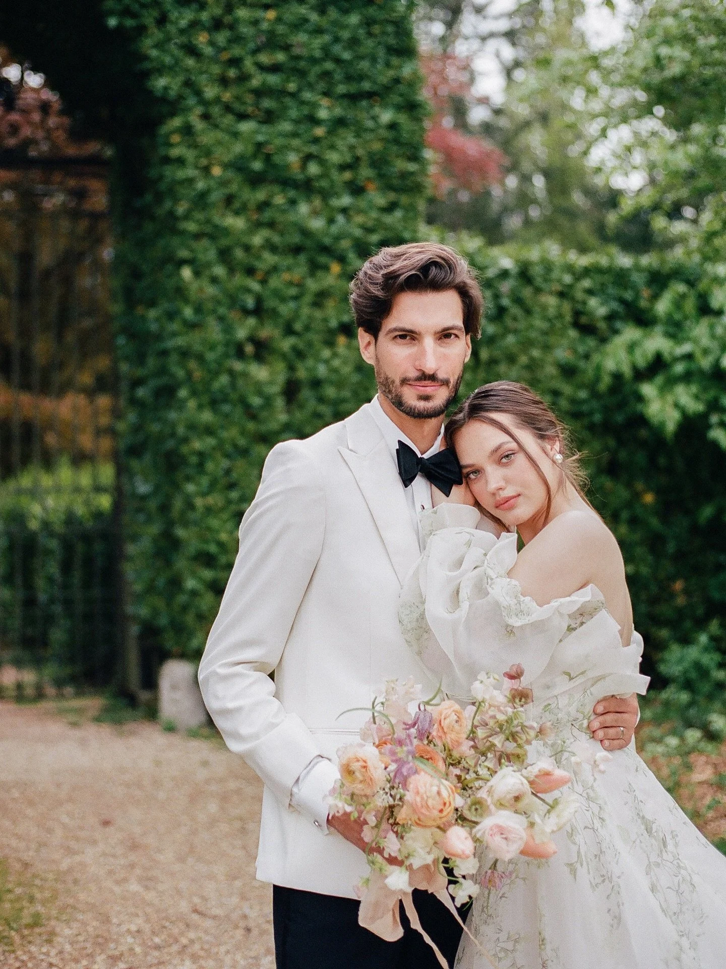From the archives: from Paris with love. Beauty in a chateau on 35mm film. It still feels like a dream. 🦢 

Workshop Hosts @trillefloral @winsome_floral @graceandardor
Florals @trillefloral @winsome_floral
Host Photographer @graceandardor
Hair  @man