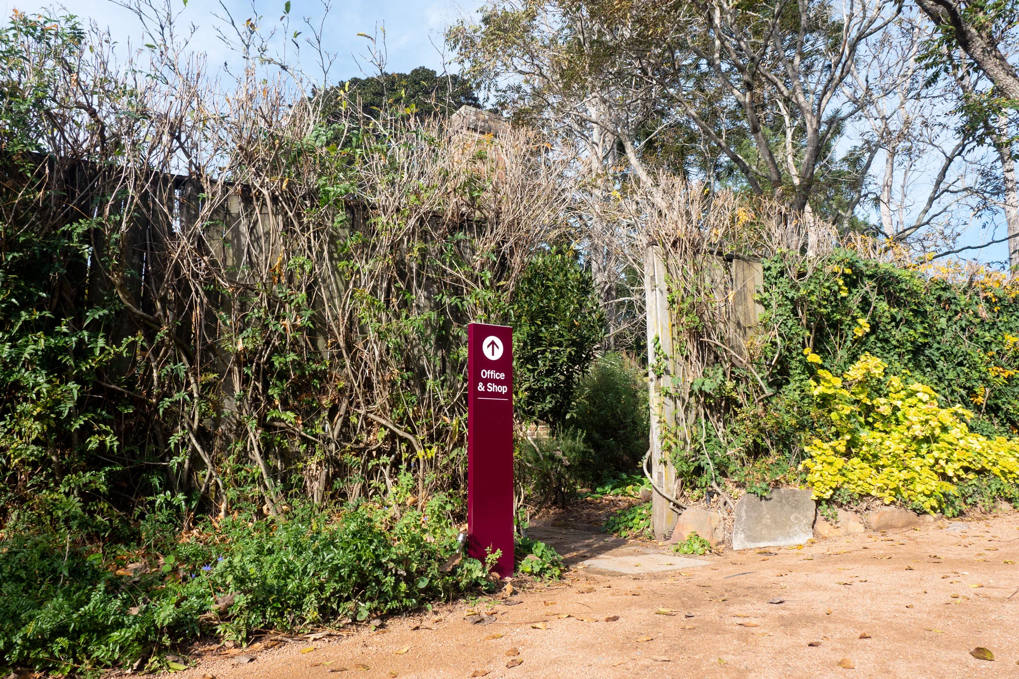 visual-energy-signs-bundanon-trust-wayfinding-signage-wollongong-south-coast-bundanon-homestead-garden-signage-arthur-boyd-property-blade-bt-garden-2000px.jpg