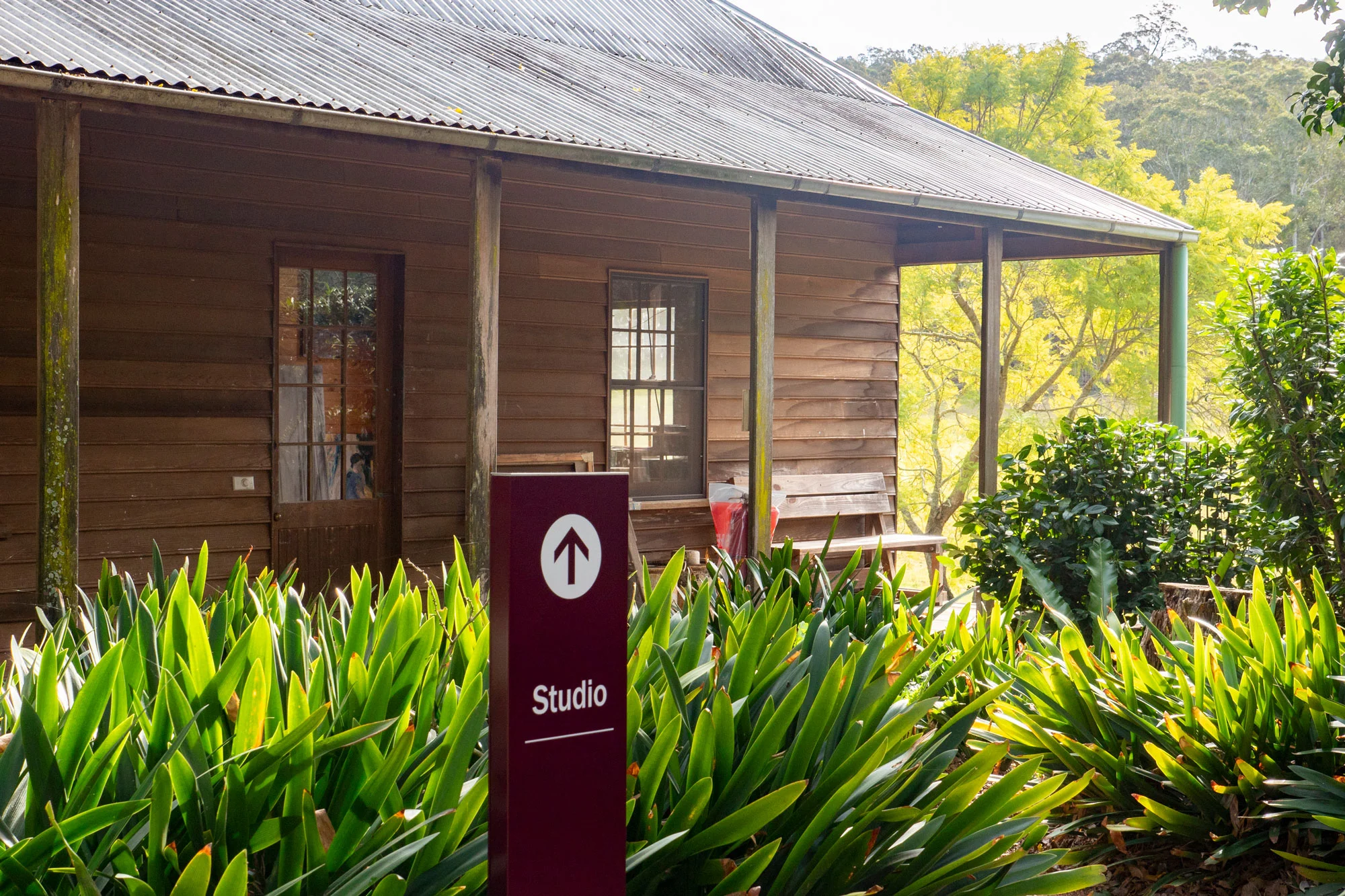 visual-energy-signs-bundanon-trust-wayfinding-signage-wollongong-south-coast-bundanon-homestead-garden-signage-arthur-boyd-property-blade-bt-illaroo-2000px.jpg