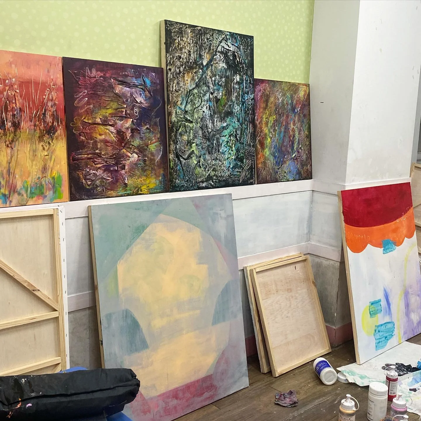 A non-art criticism has been mostly made on a &ldquo;BE ON a social media, not only in a STUDIO.&rdquo; 

: i mean it is just that the paints were never dried on my hand. (but ill be in here more often in 2023)