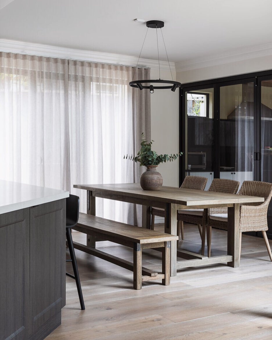 What an amazing way to dine between indoor and outdoor kitchens.

Project: Dalkeith Residence 2.0
Series: Signature Oak Range
Colour: Vermont
Design: @m_interiors 
Installed by: @empire_wood_floors 
📸: @scotthorsebra 
.
.
.
.
.
.
.
. 
#architecture 