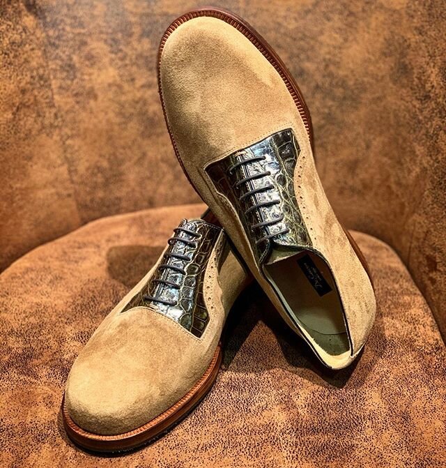 A custom made suede oxford with a alligator eyelet for our client Mr. V. All handmade and hand welted. Made of calf leather by Tuscany&rsquo;s finest tannery.
-

@shoegazingblog 
@theshoesnob_official 
@zugerzeitung.ch 
@monsieur_bespoke 
@bespokemak