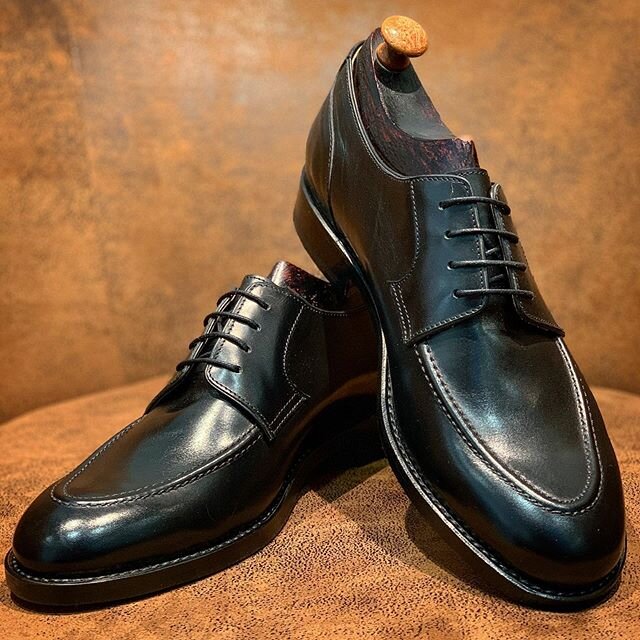 A beautiful classic derby in a black box calf leather by Tuscany&rsquo;s finest tannery.
Handmade and hand welted. Unique bespoke!
-

@shoegazingblog 
@theshoesnob_official 
@zugerzeitung.ch 
@monsieur_bespoke 
@bespokemakers 
@therake 
@zugerhaltenz