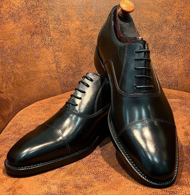 A beautiful classic oxford in a black box calf leather by Tuscany&rsquo;s finest tannery.
Handmade and hand welted. Unique bespoke!
-

@shoegazingblog 
@theshoesnob_official 
@zugerzeitung.ch 
@monsieur_bespoke 
@bespokemakers 
@therake -
-

#zug 
#a