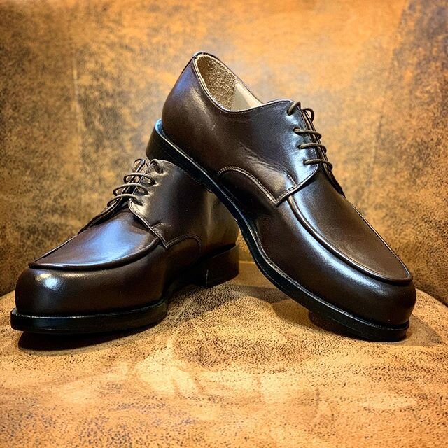 An elegant four eyelet derby that fits with jeans and elegant pants, t-shirt and blazer. Custome made With a wonderful &ldquo;testa di moro&rdquo; leather. The anti slip sole only by @vibram .  Mr. U. K. is a very important person, so he gets his ver