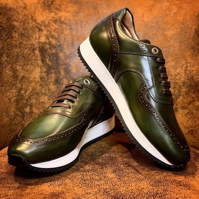 An elegant sneakers that fits with jeans and elegant pants, t-shirt and blazer. All handmade on an ultralight sole. With a wonderful soft Tuscan greenish leather.
-
-
@shoegazingblog 
@theshoesnob_official 
@zugerzeitung.ch 
@monsieur_bespoke 
@bespo