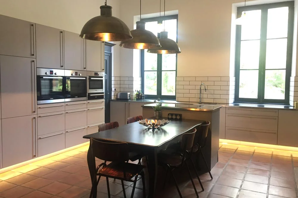 Chateau To Rent With Large Stunning Rooms And Beautiful Decor