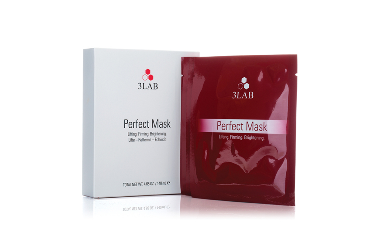 PERFECT MASK – ИДЕАЛЬНАЯ МАСКА “НА ВЫХОД”, КОГДА КОЖУ НУЖНО БЫСТРО ПРИВЕСТИ В ПОРЯДОК. СОДЕРЖИТ ПЕПТИДЫ, СОК АЛОЭ, ЭКСТРАКТ МЕЛИССЫ, РОМАШКИ, ПОРТУЛАКА, ЗЕЛЕНОГО ЧАЯ, АЛЛАНТОИН И ЭФИРНОЕ МАСЛО ЛАВАНДЫ, КОТОРОЕ ПОВЫШАЕТ ПРОВОДИМОСТЬ ДРУГИХ КОМПОНЕНТОВ В ГЛУБОКИЕ СЛОИ ЭПИДЕРМИСА. PARFUMS.UA, 4500 ГРН.