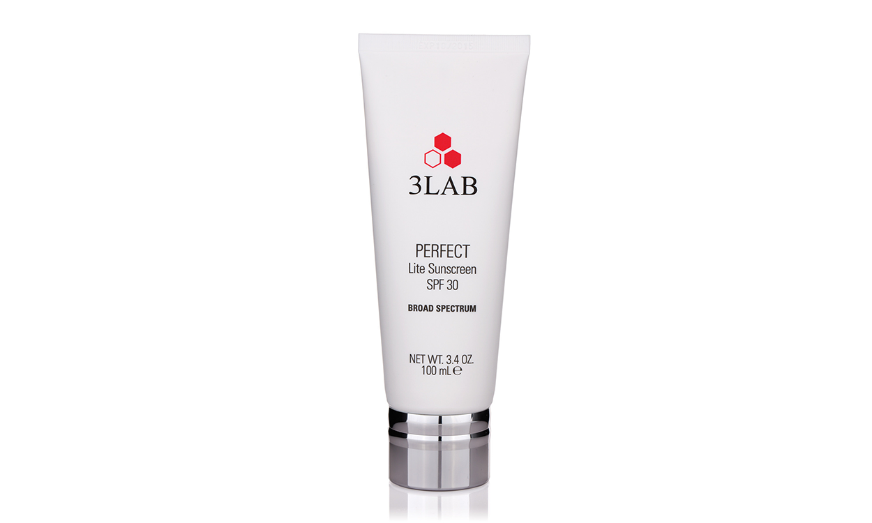 СОЛНЦЕЗАЩИТНЫЙ КРЕМ LITE SPF30 ЗАЩИЩАЕТ ОТ УФ-ЛУЧЕЙ С ПОМОЩЬЮ ФИЗИЧЕСКИХ ФИЛЬТРОВ – ОКСИДА ЦИНКА И ДИОКСИДА ТИТАНА, А ТАКЖЕ УСПОКАИВАЕТ КОЖУ С ПОМОЩЬЮ СОКА АЛОЭ, АЛЛАНТОИНА И ПАНТЕНОЛА В СОСТАВЕ. PARFUMS.UA, 1650 ГРН.